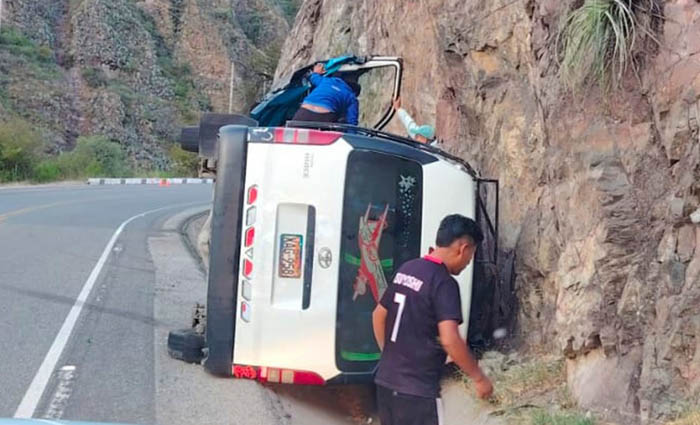 Ocho pasajeros con lesiones deja volcadura de camioneta rural cerca de puente Antarumi 